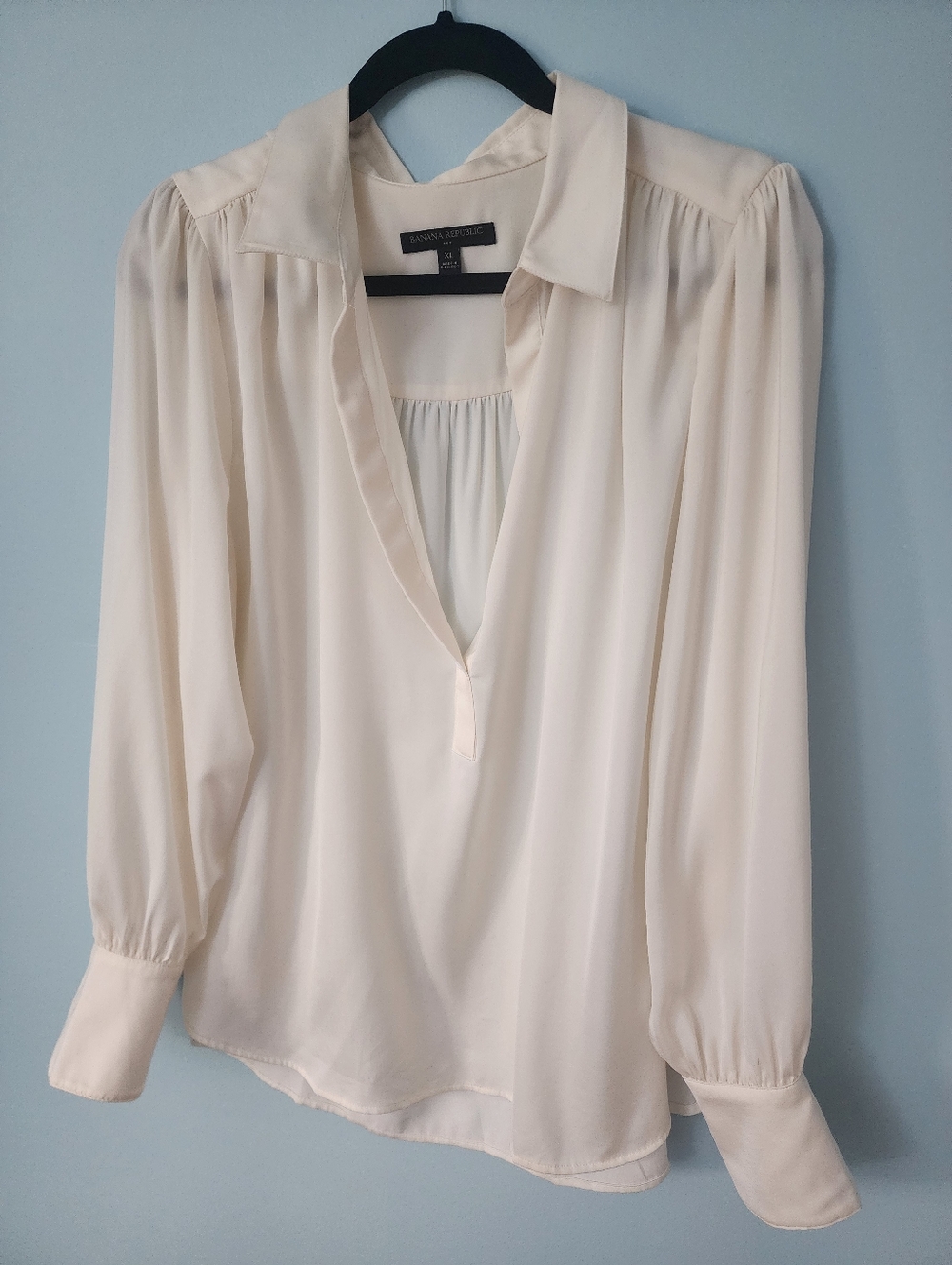 Banana Republic Cream V-Neck Collared Long-Sleeve Blouse